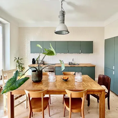 Bright & Spacious In Great Location Lejlighed *