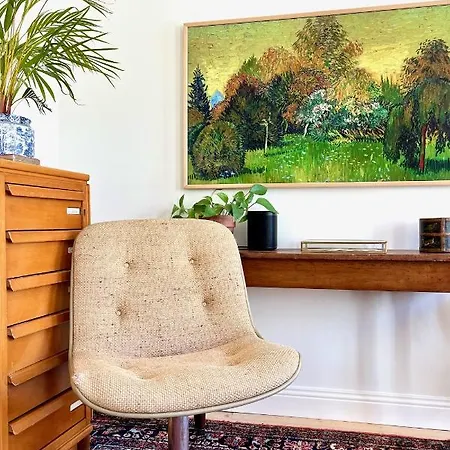 Lejlighed Bright & Spacious In Great Location *